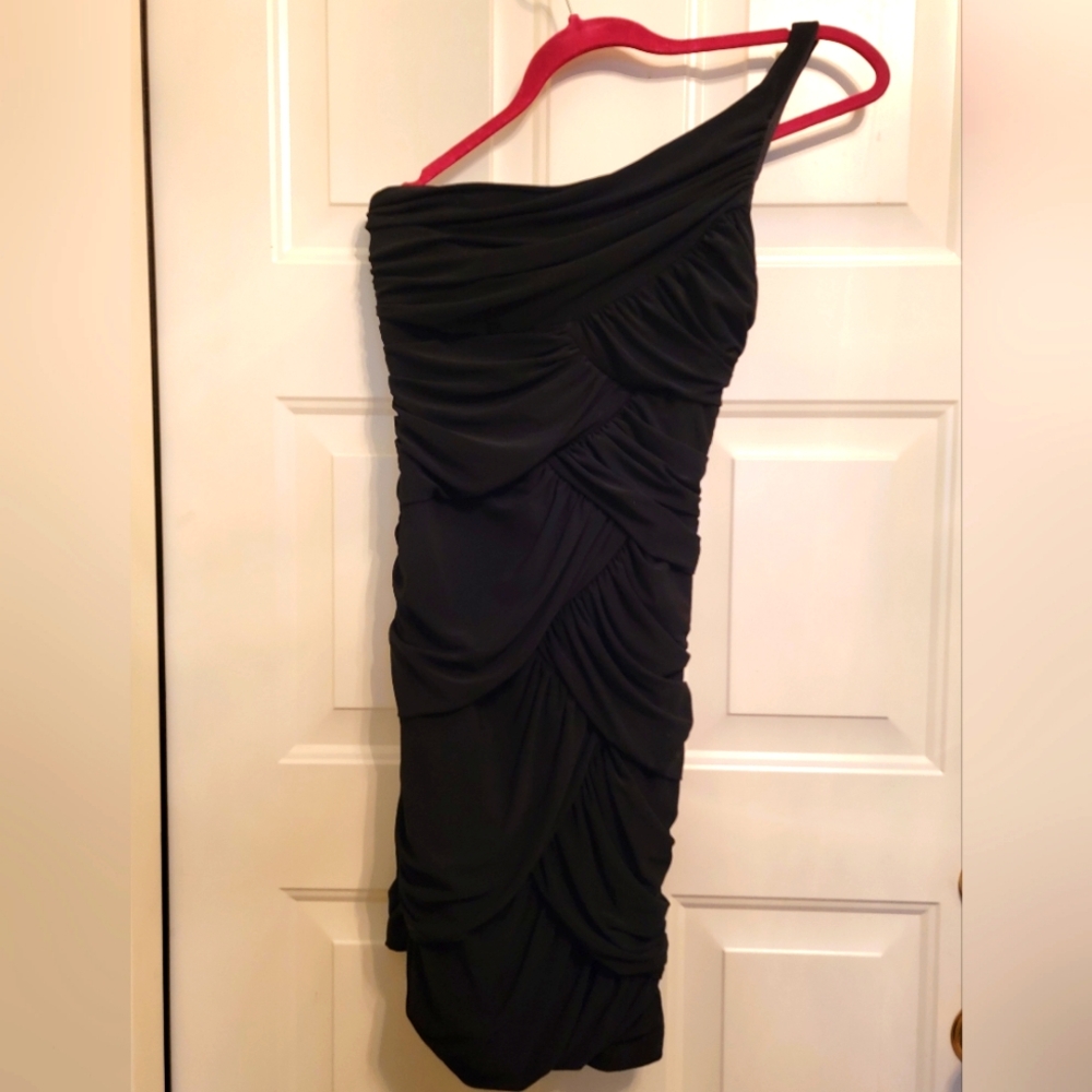 Stunning one shoulder black bodycon mini dress very figure flattering! Sz Med